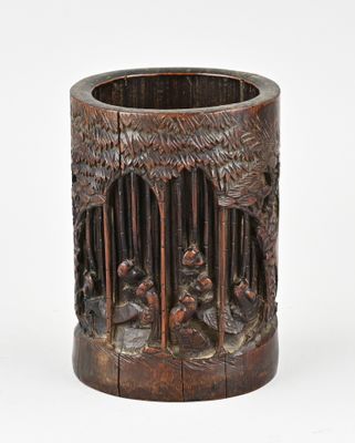 un vase en bois orné de sculptures sur un fond blanc