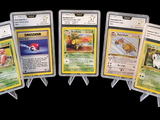 Six cartes Pokémon sont alignées les unes à côté des autres sur un fond noir.