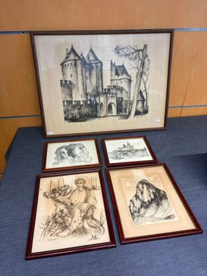 trois dessins encadrés représentant un château, exposés dans un musée