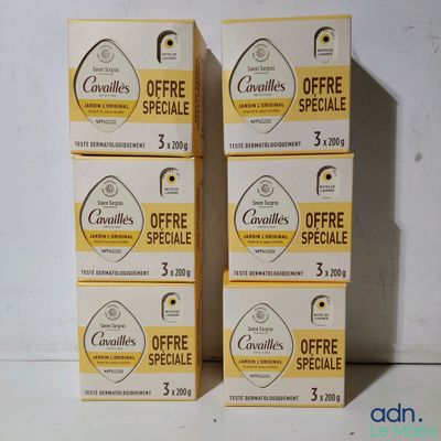quatre boîtes de crème « spéciale » Candille empilées les unes sur les autres