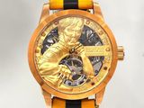 une montre en or sur laquelle figure le portrait d'un homme