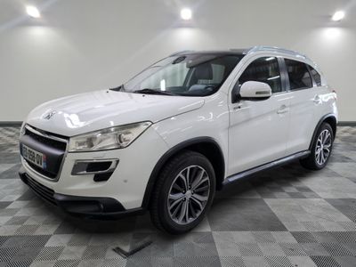 le 4x4 blanc est garé sur un carrelage à carreaux