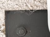 un rouleau de papier toilette accroché au mur à côté d'un distributeur de papier toilette