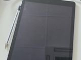 un ordinateur portable et une tablette posés sur un bureau