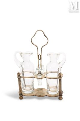 deux pichets en verre transparent posés sur un socle en bois