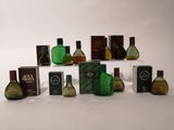 de nombreux flacons de parfums de différentes sortes sur une étagère