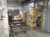 de nombreuses caisses sur un chariot dans un entrepôt