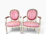 une paire de fauteuils rembourrés roses de style Louis II