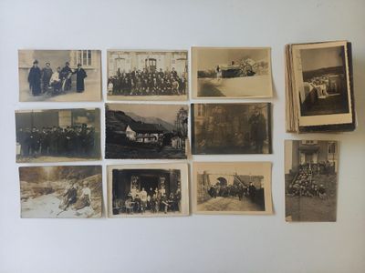 plusieurs vieilles photos en noir et blanc représentant des personnes et des animaux, accrochées au mur