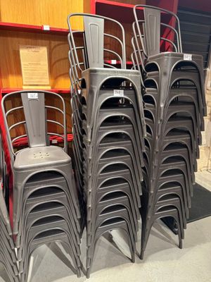 un grand nombre de chaises empilées les unes sur les autres