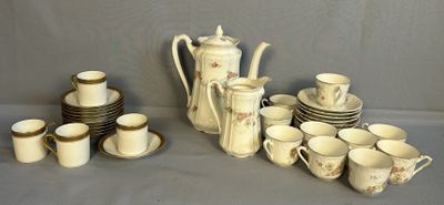 de nombreuses tasses et soucoupes ainsi qu'une théière posées sur une table