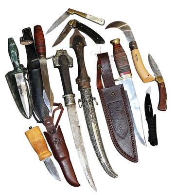 Lot de 11 COUTEAUX ou POIGNARDS de différents modèles, certa… - Photo 1