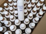 une boîte en carton contenant de nombreux gobelets et un flacon de lotion