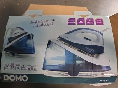 emballage d'un fer à repasser à vapeur bleu et blanc posé sur une boîte en carton