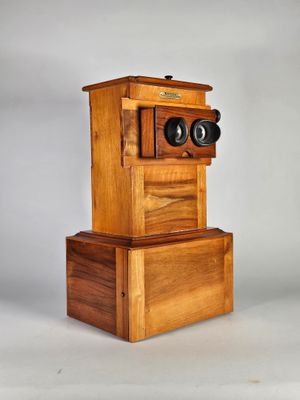 une horloge en bois posée sur une boîte
