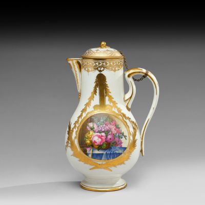 une image représentant un vase blanc et doré orné de fleurs