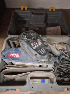 une boîte à outils contenant des outils, posée sur le sol