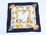 une photo d'un foulard carré orné d'un motif représentant des oiseaux et des fleurs