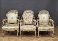 Suite de six fauteuils cabriolet en bois mouluré, sculpté, l…