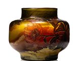 un vase orné d'une peinture posé sur une surface blanche