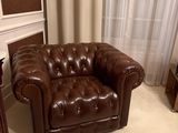 un fauteuil en cuir marron dans un salon