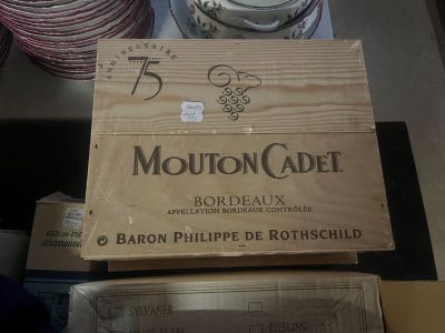 des caisses de vin sont empilées sur une table