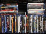 plusieurs dvd empilés sur une étagère