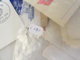 beaucoup d'enveloppes posées sur une table