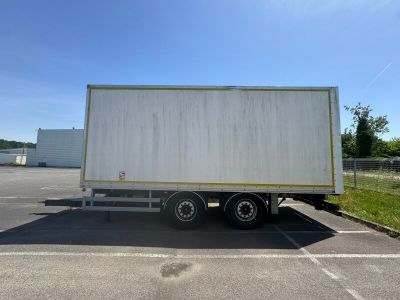 une photo d'un camion garé sur un parking