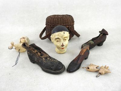 beaucoup d'objets posés sur le sol