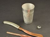 une tasse, un couteau et d'autres objets posés sur une table