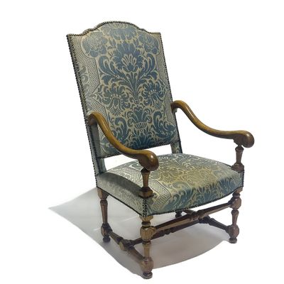 une vieille chaise recouverte d'un tissu bleu et vert, recouverte, recouverte, recouverte, recouverte, recouverte, recouverte, recouverte, recouverte
