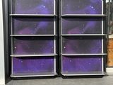 deux étagères violettes et noires posées sur le rebord d'une fenêtre, avec un chat assis dessus