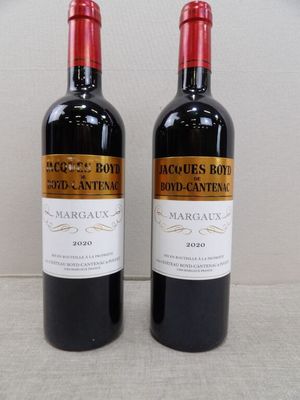 deux bouteilles de vin rouge posées l'une à côté de l'autre