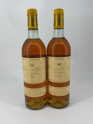 deux bouteilles de whisky posées l'une à côté de l'autre sur une surface blanche