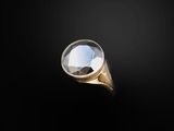 un gros plan d'une bague en or sertie d'un diamant facetté