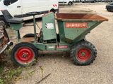 un tracteur vert avec une brouette rouge garé sur un parking
