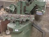 une machine qui se trouve dans une pièce avec de nombreux outils