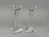 paire de chandeliers en cristal sur fond blanc