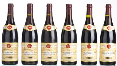 six bouteilles de vin sont alignées sur une table