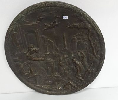 Plat en bronze à décor de scène mythologique.