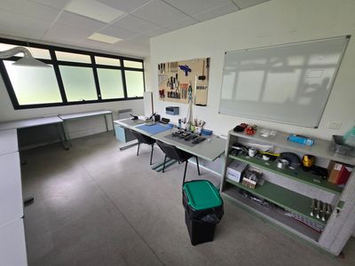 8 Tables de travail, Ecran de projection Mise à prix :