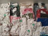 beaucoup de vêtements pour bébés qui prennent la poussière sur une étagère