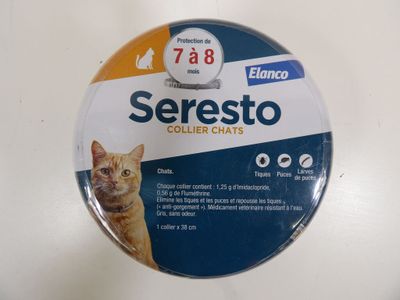 un badge avec un chat dessus et l'inscription « Seresto »