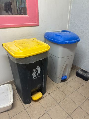Deux poubelles plastiques. Frais en sus 14.28%. TVA Récupérable. ...