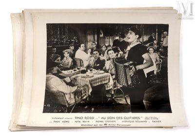 une vieille photo en noir et blanc représentant une femme en train de servir à manger à un groupe de personnes