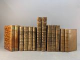 plusieurs vieux livres sont alignés sur une table