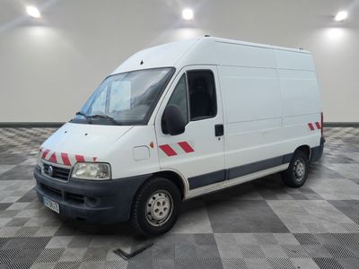 la photo d'une camionnette blanche garée dans une grande pièce