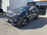 un 4x4 noir garé devant un bâtiment