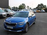 une voiture bleue garée dans un parking